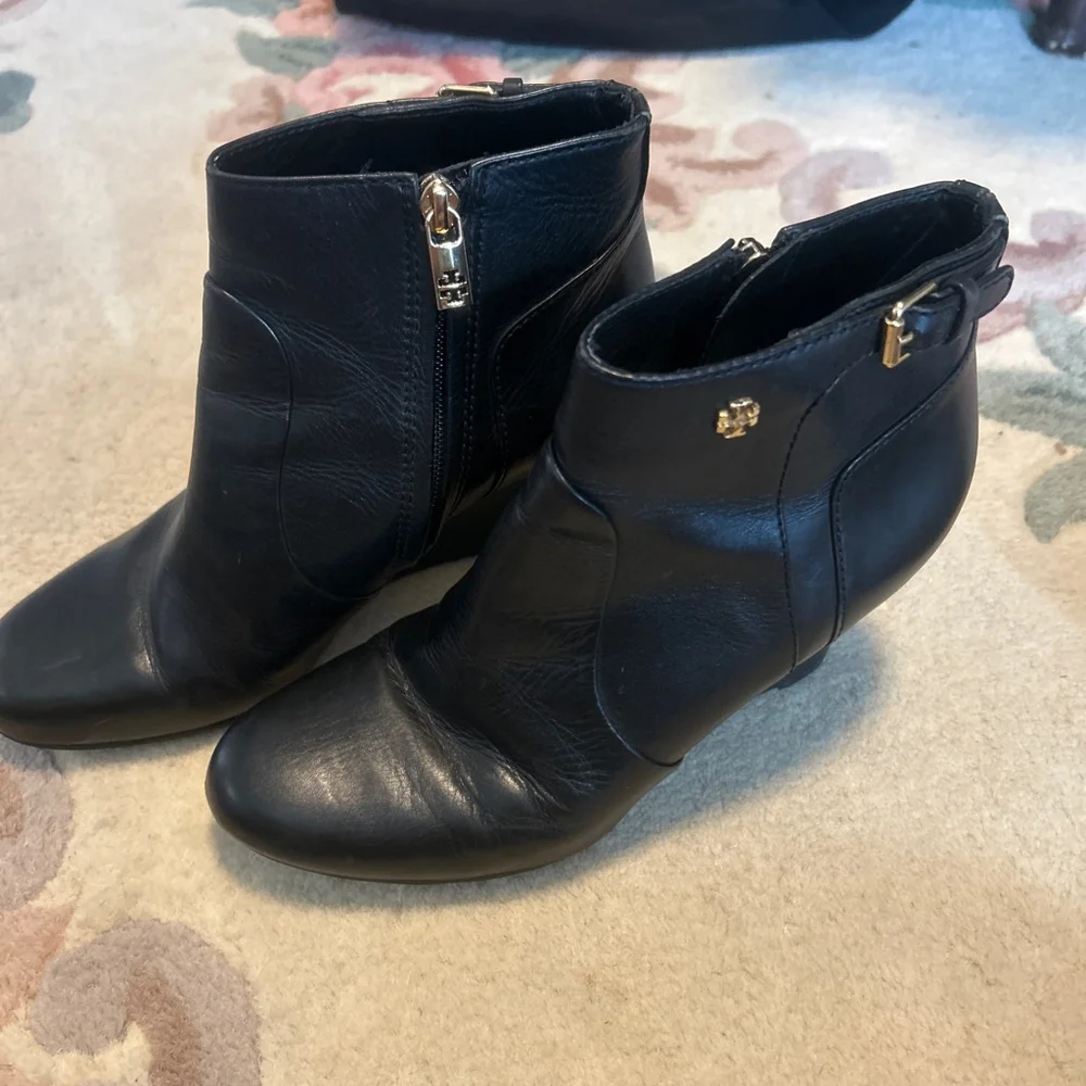 TORY BURCH WOMEN'S MILAN WEDGE ANKLE ZIP UP LEATHER BOOTIE BLACK 8.5